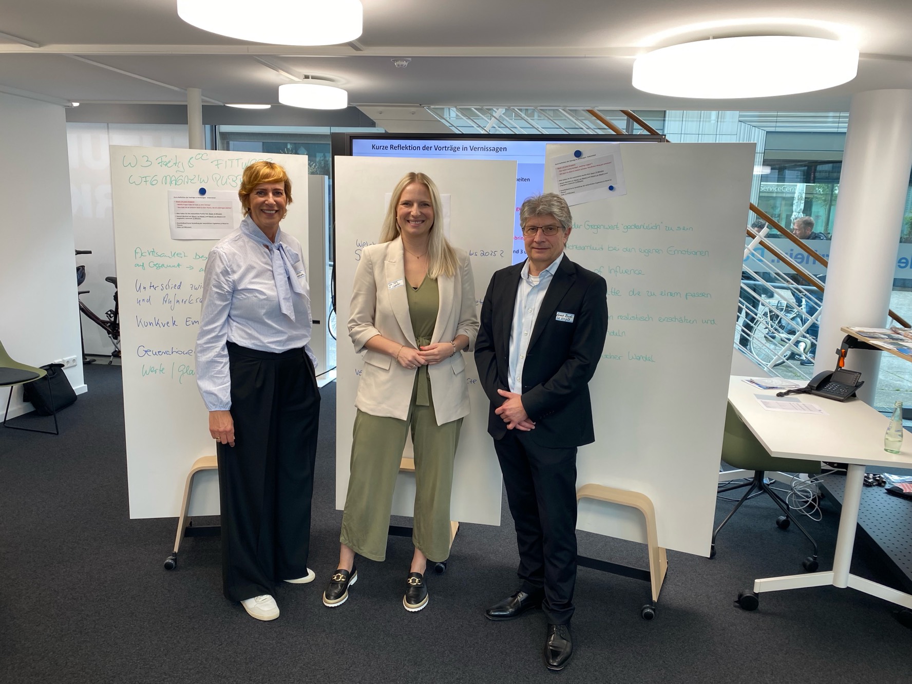 Kerstin Abraham (li.) und Gerald Reindl hatten die Veranstaltung für den HdWW im Future Work Lab organisiert. Neben Gerald Reindl fungierte als weitere Referentin Prof. Dr. Lena Evertz von der Hochschule Niederrhein. Foto: HdWW